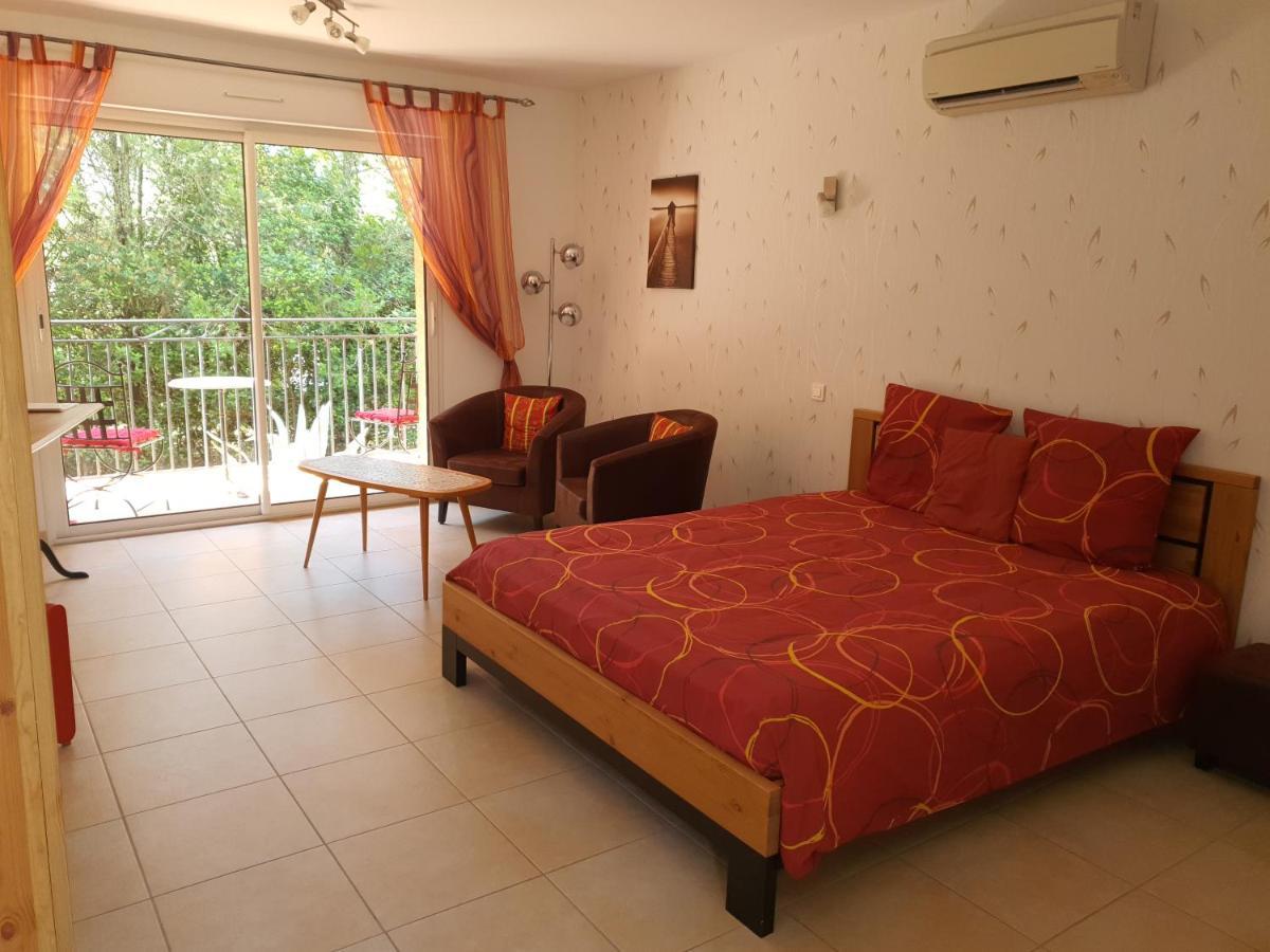 Villa Des Masques Aubais Екстериор снимка