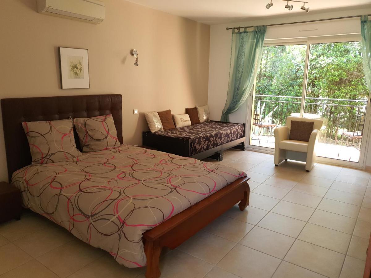 Villa Des Masques Aubais Екстериор снимка