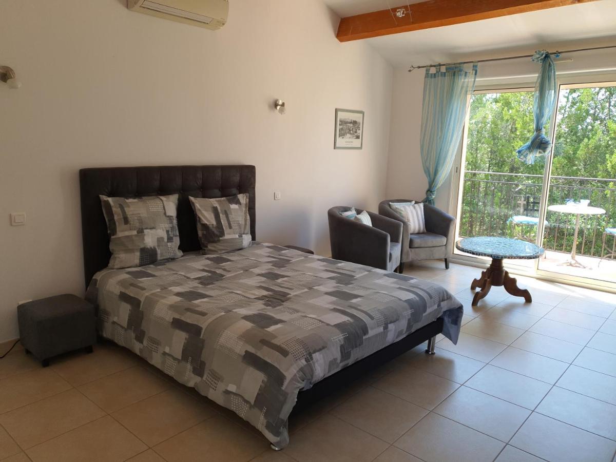 Villa Des Masques Aubais Екстериор снимка