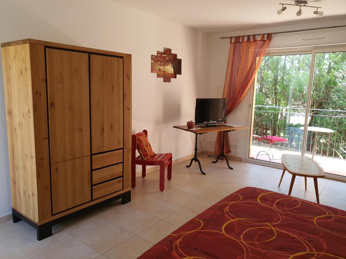 Villa Des Masques Aubais Екстериор снимка